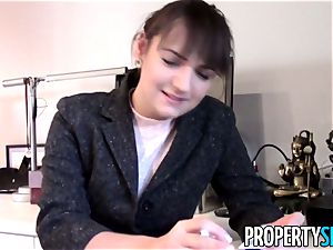 Property lovemaking Agent Makes intercourse vid With fortunate client