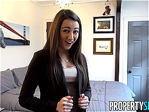 youthfull realtor Lily getting fucked by client
